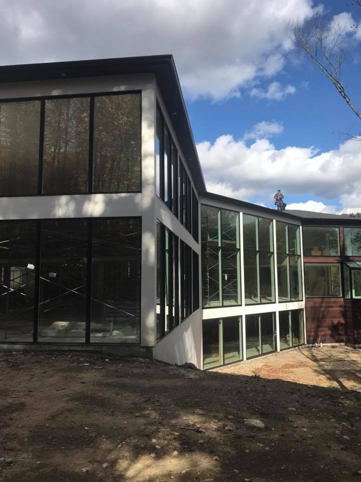 Travaux d’installation et de réparation de gouttières sur une maison résidentielle  à Charlesbourg
