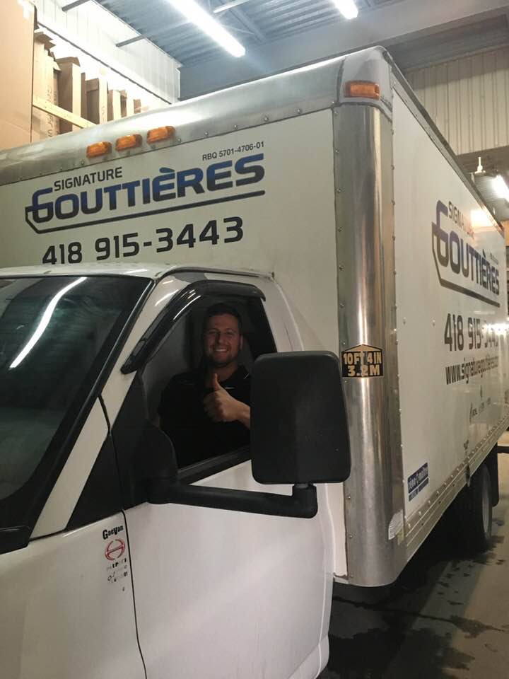 Technicien effectuant la réparation de gouttières et de descentes pluviales à Portneuf