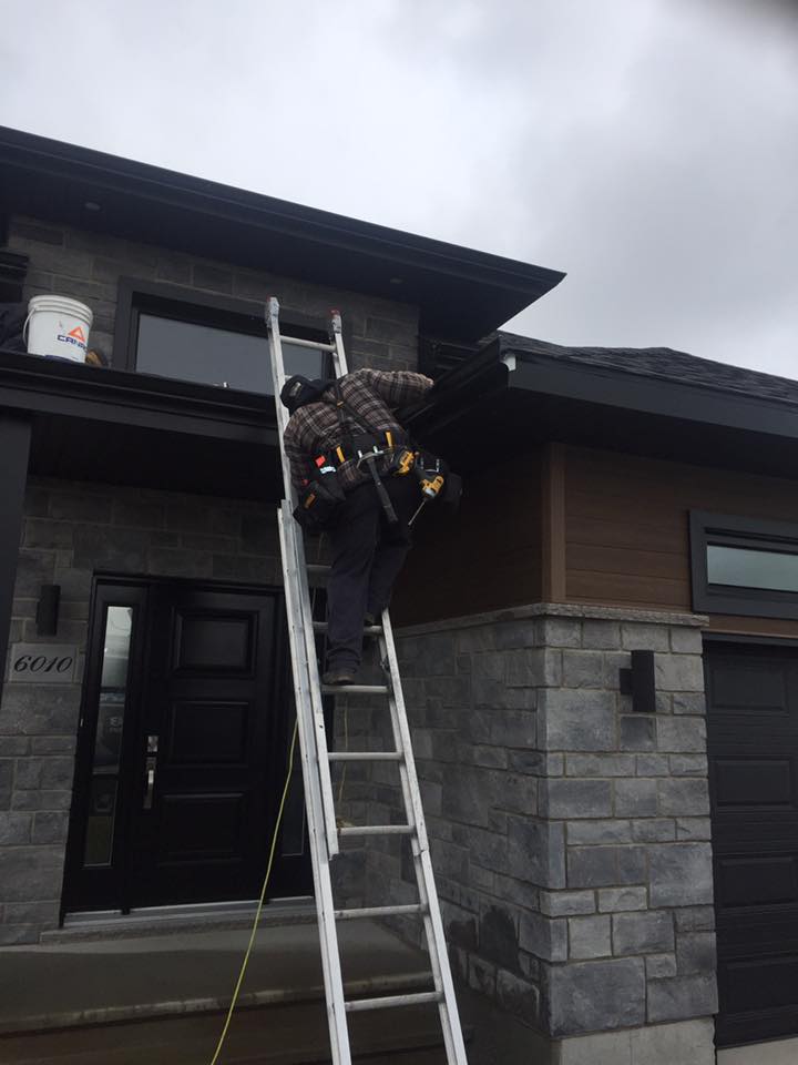 Pose de gouttières sur une maison unifamiliale avec accès par échelle à Saint-Lambert-de-Lauzon