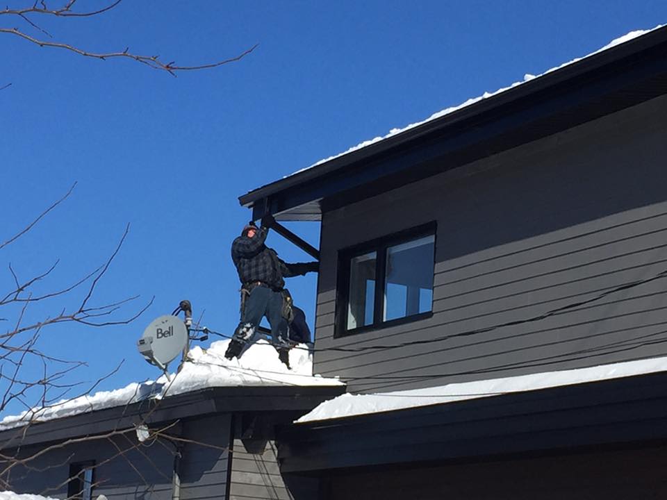 Installation de gouttières en aluminium sur une résidence moderne à Sainte-Marie