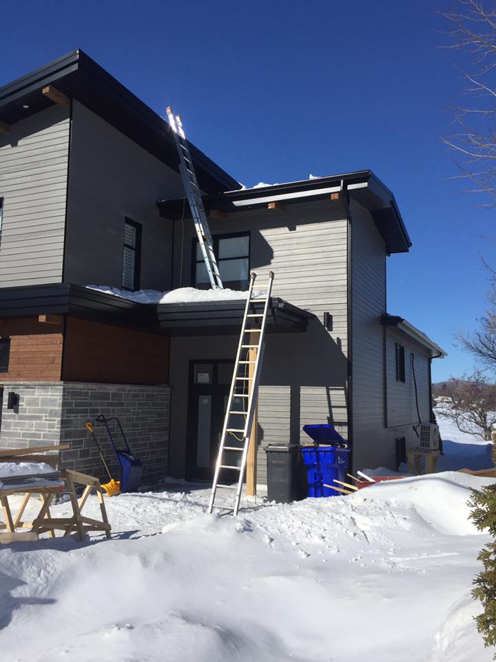 Installation de gouttières sur une résidence contemporaine sur la Rive-Sud et la Rive-Nord de Québec